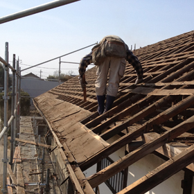 築100年の家(古民家再生住宅)栃木県真岡市Ｉ様邸の施工事例06瓦を下ろしたら屋根の板も全て外します。