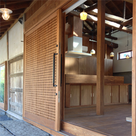 築100年の家(古民家再生住宅)栃木県真岡市Ｉ様邸の施工事例12味のある引き戸は当社オリジナルです。