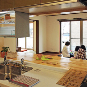 施工事例「長期優良住宅」栃木県真岡市Ｓ様邸24キッチン天板とカウンターの高さを合わせることでアイランドキッチンのような使い勝手になりました。
