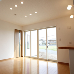 「省エネ住宅・吹抜大空間の家(長期優良住宅)」栃木県宇都宮市Ｕ様邸02家族団欒 開口を広く取り、たくさんの陽の光を取り入れます。
