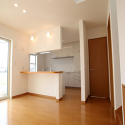 「省エネ住宅・吹抜大空間の家(長期優良住宅)」栃木県宇都宮市Ｕ様邸03対面型 会話をしながら、家事ができるようキッチンは対面型に。簡単な食事はカウンターで済ませる事ができます。