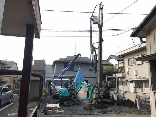 今回は土地改良を行いました。東日本大震災クラスの地震でも大丈夫なくらいの強い地盤を作ります。