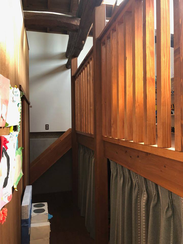 築100年の家(古民家再生住宅)栃木県真岡市Ｉ様邸の施工事例16施工後です。古民家でありつつ、薪ストーブの煙突と天窓が印象的ですね。